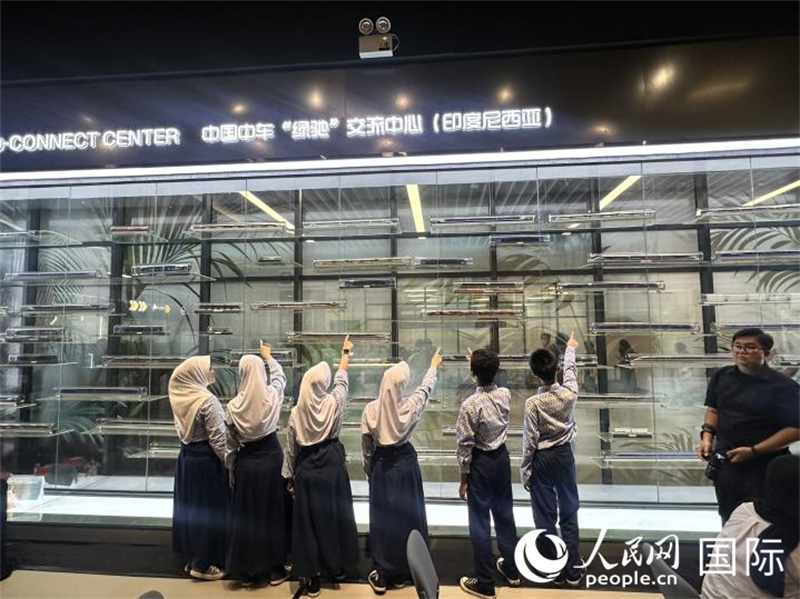 印尼学生在中国中车绿驰交流中心参观高铁列车模型。人民网记者曹师韵摄