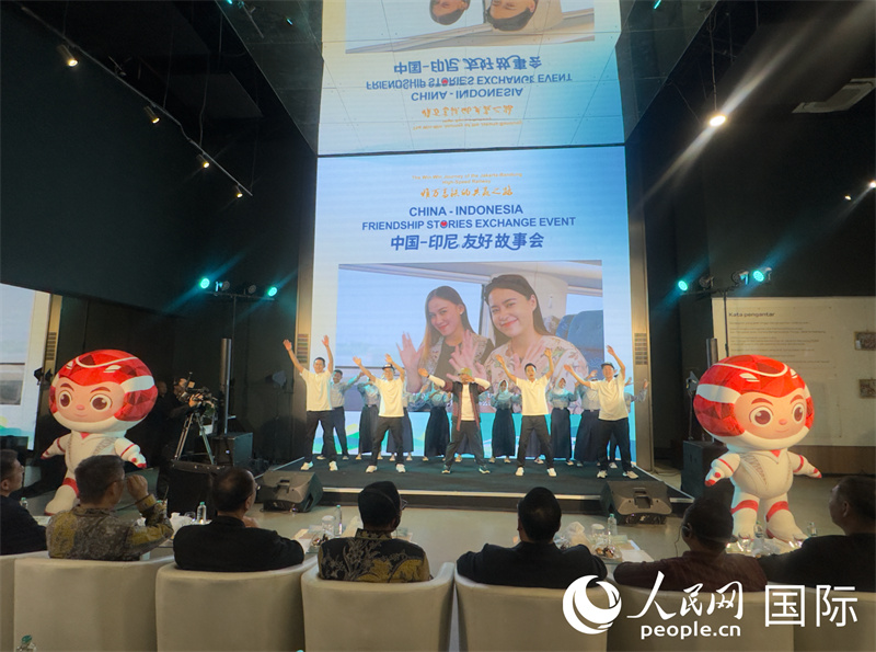 活动现场演唱雅万高铁主题曲《不再遥远》。人民网记者曹师韵摄