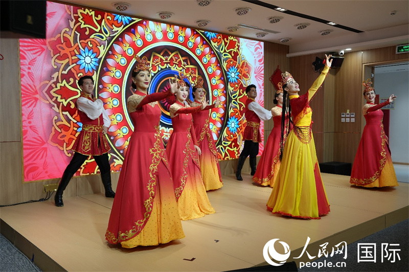 新疆民族舞蹈《掀起你的盖头来》。人民网记者 白晓川摄