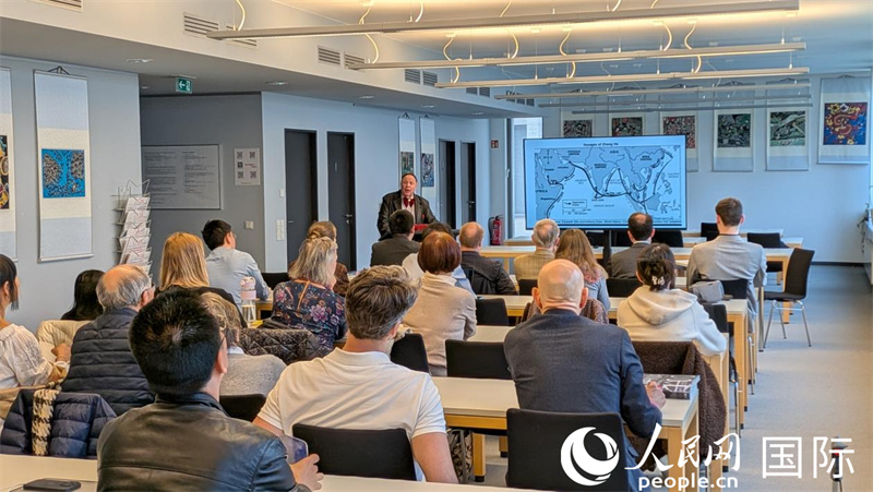 图为哈维·佐丁在活动上介绍他的新书。人民网记者 刘仲华摄