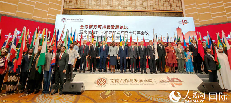 与会嘉宾与来自亚非拉等82个国家的学员合影留念。 人民网记者 李琰摄