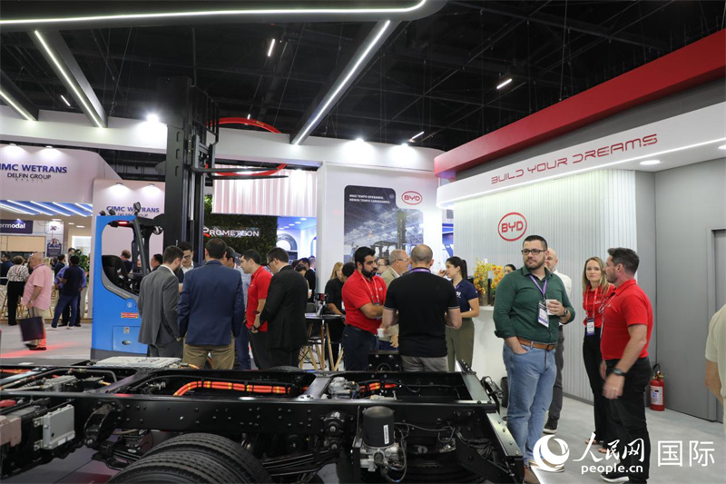 比亚迪展台前人流不断，吸引众多参观者驻足洽谈。 人民网记者 陈一鸣摄