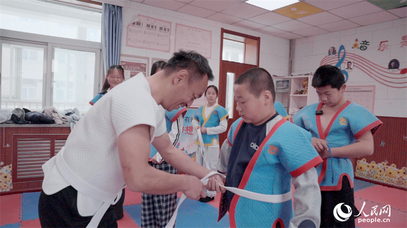 李全生在东邵渠镇中心小学为孩子们开设角觝课程。人民网记者 彭昱凯摄