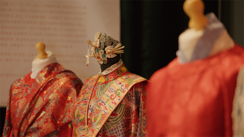 2026伦敦工艺周中国馆服饰展现场。杨浩鹏摄