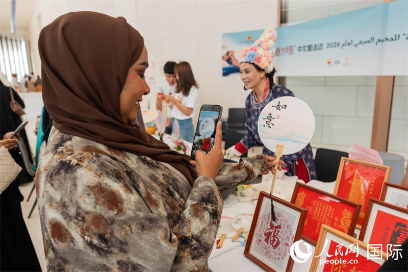 “魅力中国”中文营活动现场，阿曼友人体验中国非遗手作。人民网 塔里克·易卜拉欣摄