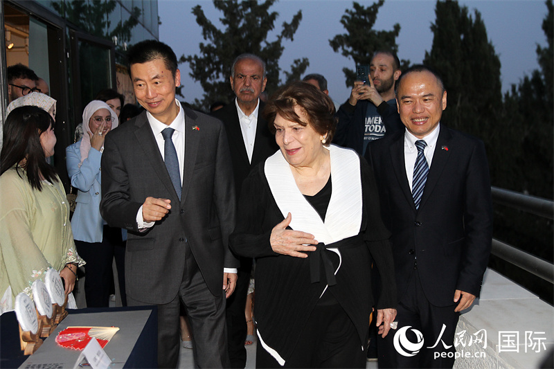 约旦维吉丹·哈希姆公主、中国驻约旦大使郭伟等出席联展开幕式。 人民网纳达尔·达乌德摄