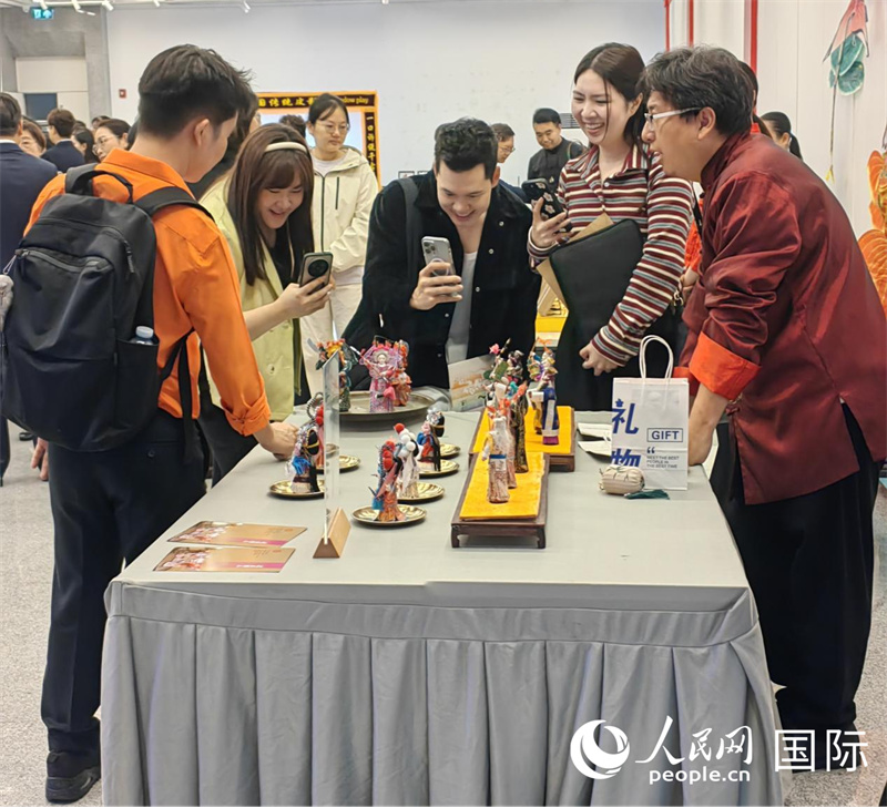 泰国年轻人在“非遗游乐园”活动面塑展台前互动。人民网记者 杨一摄