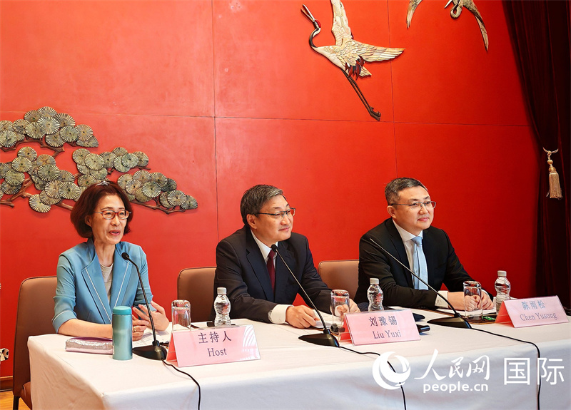 在“临甲7号沙龙”专题吹风会上，外交部中非合作论坛事务大使刘豫锡（中）、商务部世贸司副司长陈雨松（右）解读零关税政策。 人民网记者 李琰摄