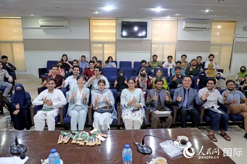 （5月18日，复旦大学代表团在真纳大学举行复旦留学生记录电影《明月照他乡》展映会。人民网记者赵益普摄）