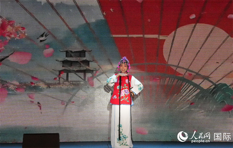 参赛选手表演京剧《卖水》片段。 人民网记者 白晓川摄