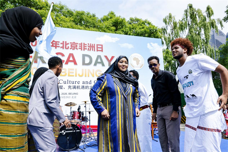 5月23日,索马里联邦共和国驻华大使和丹·阿卜迪在2026年非洲日文化节舞台上和乐队互动。主办方供图