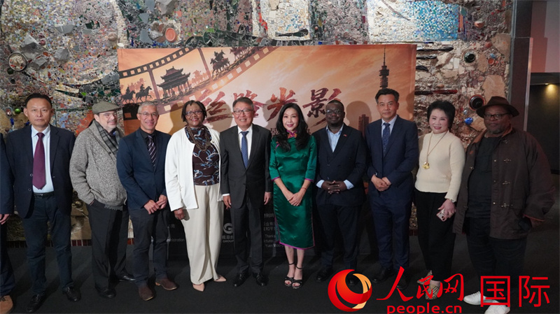 嘉宾在丝路光影活动背景板留影。人民网 刘畅摄