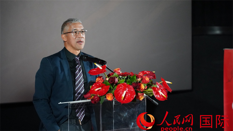 南非资深媒体人 约翰·贝利致辞。人民网 刘畅摄