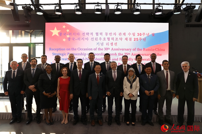 出席招待会的嘉宾合影留念。人民网记者  莽九晨摄