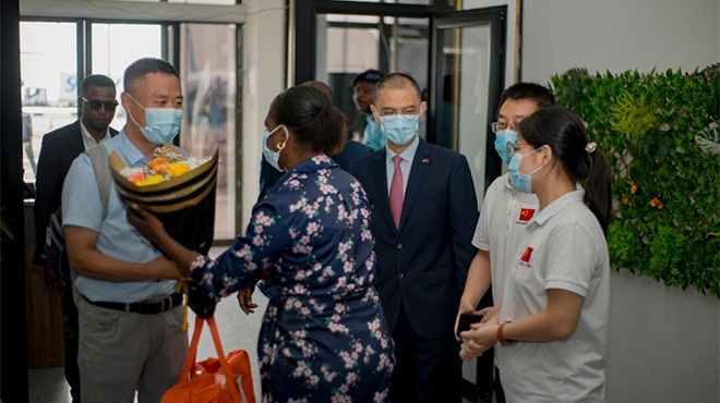 中国抗疫医疗专家组抵达刚果（金）支援埃博拉防控
