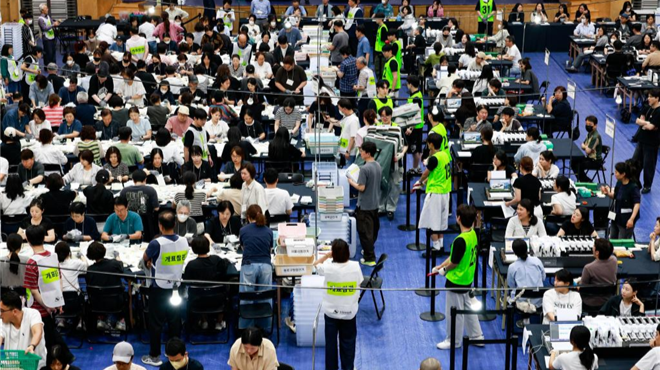 韩国第九届地方选举进行计票