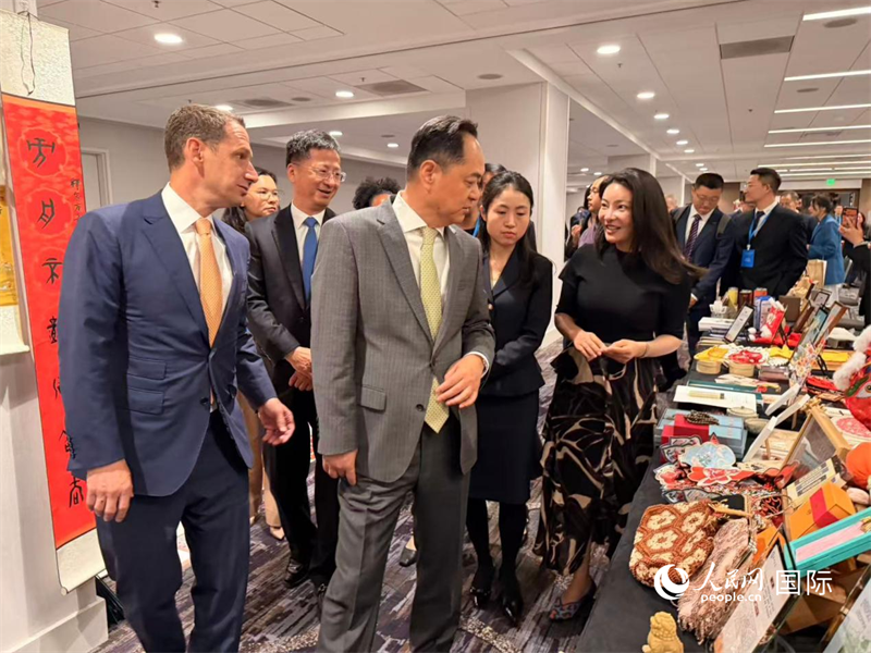 旧金山市市长罗伟（左一）、中国驻旧金山总领事张建敏（左二）和中国对外友协副会长沈昕巡视大会展场。人民网记者 邓圩摄
