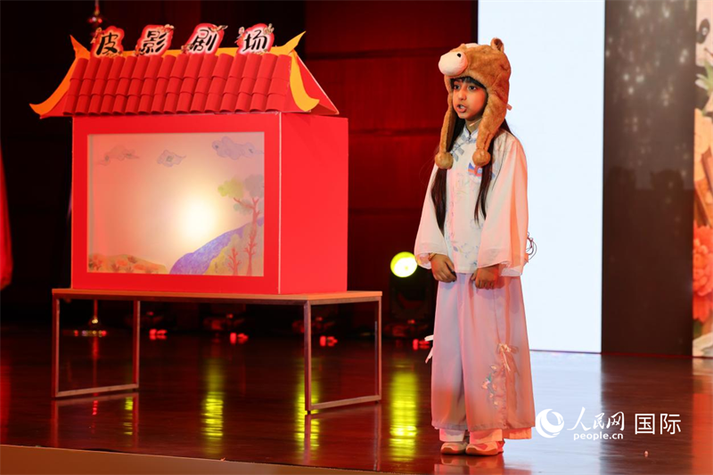 皮影表演也登上了才艺展示的舞台。人民网记者 张志文摄