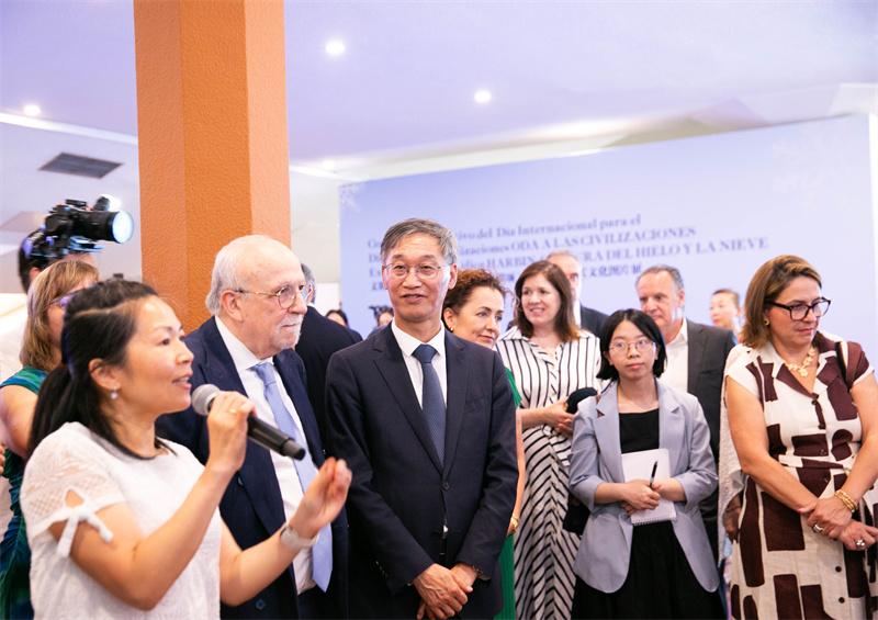 中国驻西班牙大使姚敬（前排左三）出席文明对话国际日主题音乐会《文明颂》暨哈尔滨冰雪文化图片展并致辞。主办方供图