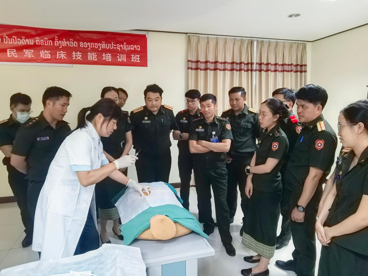 中国军队第十四批援老医疗专家组进行示范。中国第十四批援老医疗队供图