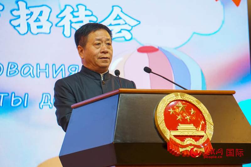 张汉晖大使在招待会上发言。马明溪摄