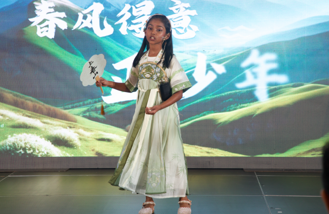 德班孔院选手若涵深情演唱中国歌曲《上春山》。德班孔院供图