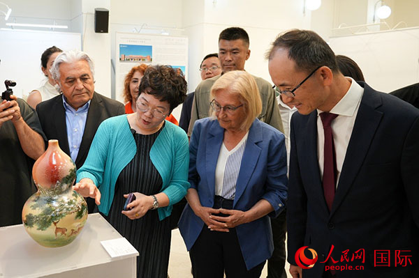 姜学斌大使了解瓷器展品。人民网记者 李明摄