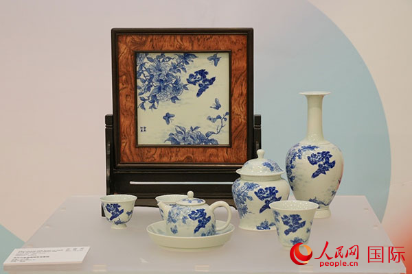 部分陶瓷展品。人民网记者 李明摄