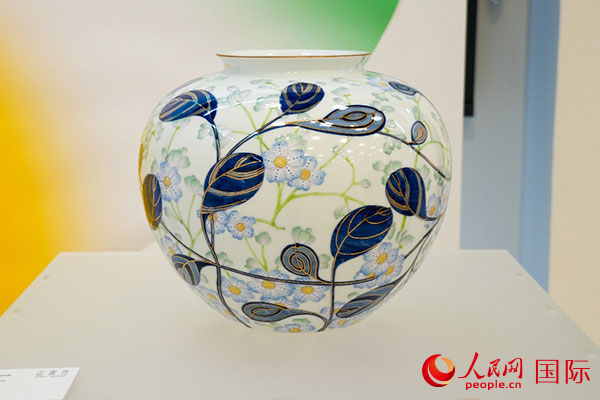 部分陶瓷展品。人民网记者 李明摄
