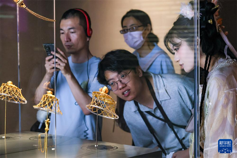 6月14日，观众在陕西历史博物馆观看展览。新华社发（王警摄）