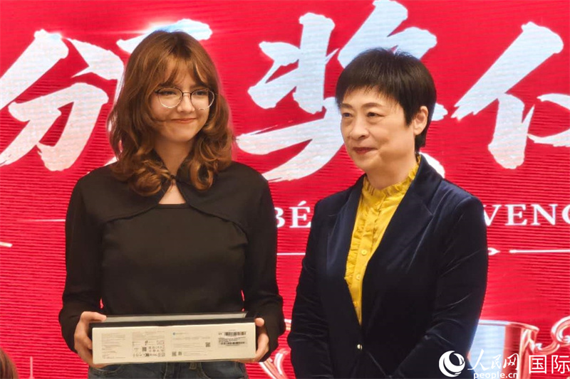 中国驻里约总领事田敏为短视频大赛优胜者颁奖。人民网记者 陈海琪摄