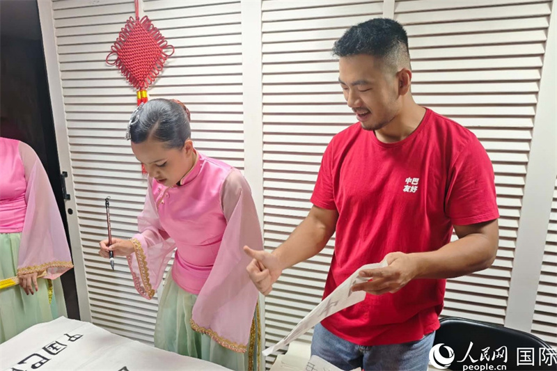 巴西民众在活动现场体验中国书法。人民网记者 陈海琪摄