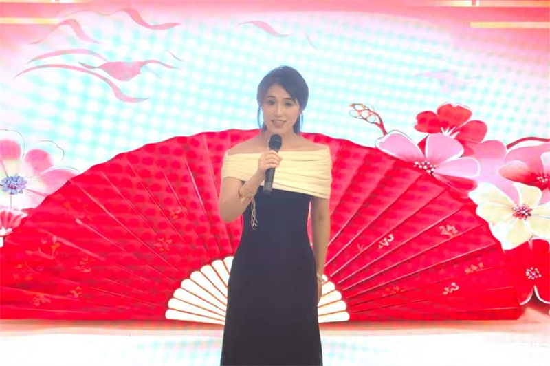 中国歌唱家献唱传统民歌演唱。人民网记者 陈海琪摄