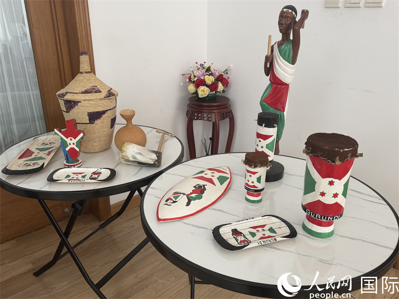 发布会现场展示的布隆迪特色艺术品。 人民网 吴倩倩摄