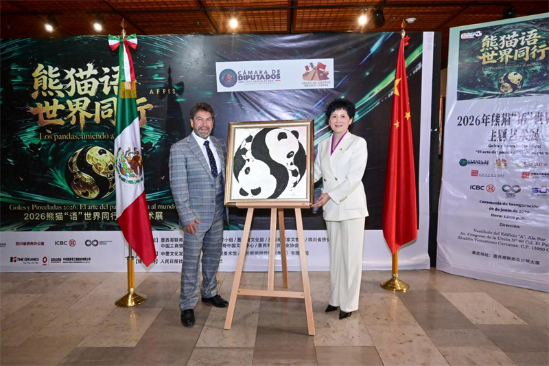 中国艺术家魏心田与墨中议会友好小组主席雷蒙多·巴斯克斯共同为艺术展揭幕。中墨文化发展基金会供图