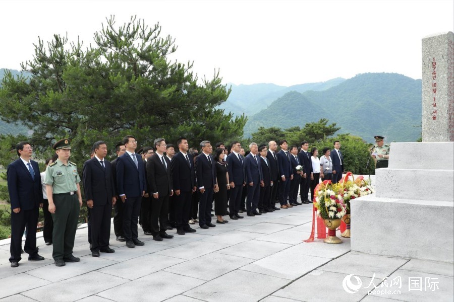 图为王亚军一行向志愿军烈士墓敬献花篮,表达对志愿军先烈的崇高敬意与无限追思。 人民网记者 刘融摄