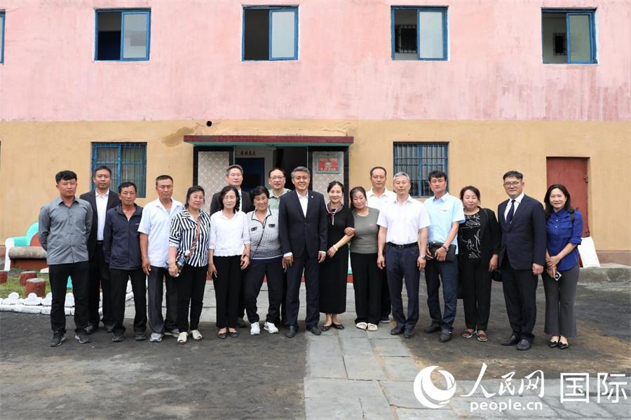 图为王亚军一行与德川市旅朝华侨合影留念。 人民网记者刘融摄