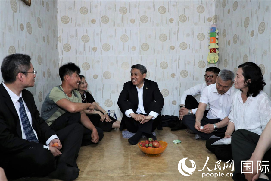 图为王亚军一行与华侨苏日滨家庭座谈交流。 人民网记者刘融摄