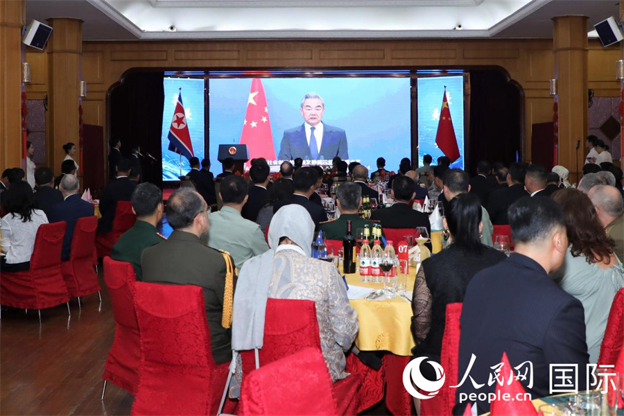 来宾一同在现场观看王毅向2026年“文明对话国际日”全球主题活动发表的视频致辞。 人民网记者 刘融摄