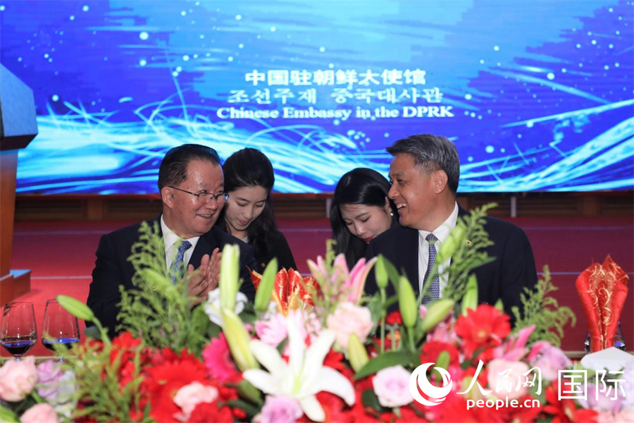 图为招待会上，王亚军与金仙景亲切交流。 人民网记者 刘融摄