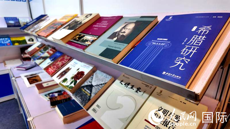 图为希腊展台的部分书籍。 人民网 张泽宇摄