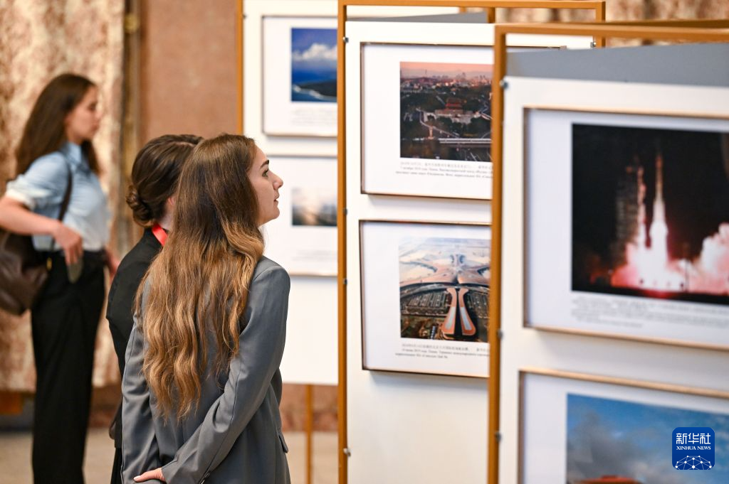 6月18日，在俄罗斯莫斯科，嘉宾参观中国科技发展成就图片展。新华社记者 冯开华 摄