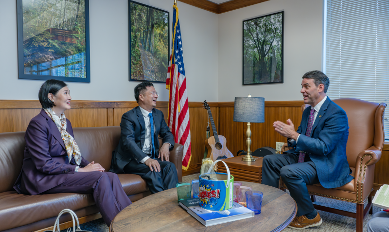 俄勒冈州议长Rob Wagner（右）与驻旧金山总领事张建敏及夫人郑心亲切交谈。主办方供图