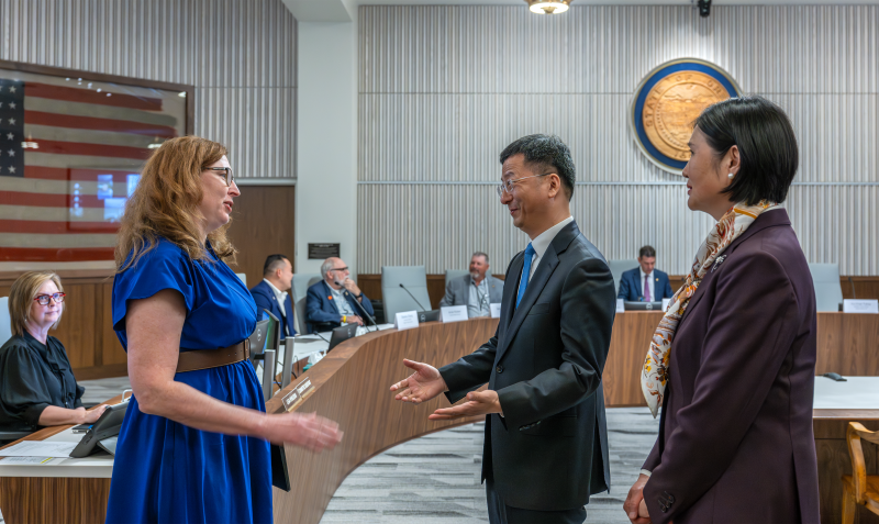 俄勒冈州众议长Julie Fahey（左）与驻旧金山总领事张建敏及夫人在议会大厅亲切交谈。主办方供图