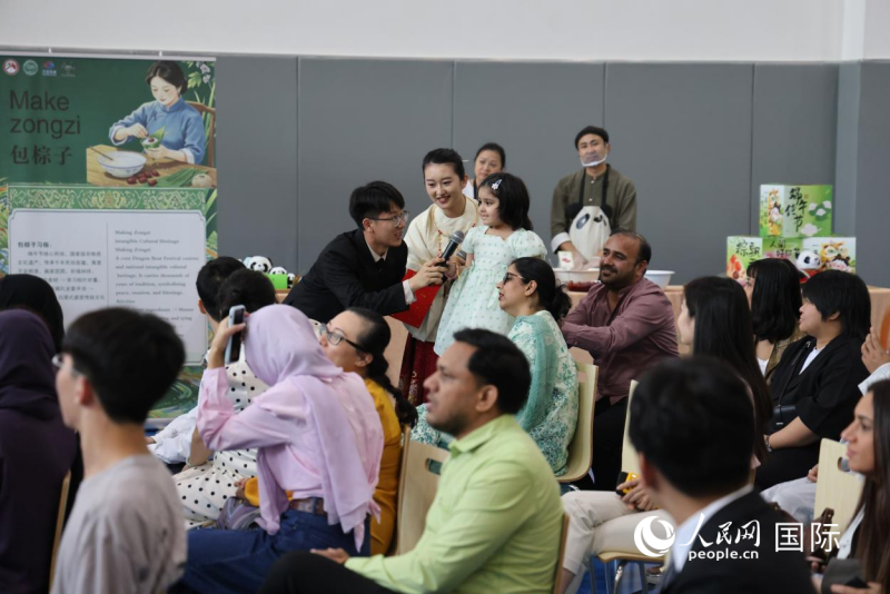 端午文化主题讲解环节，小观众积极答问。人民网记者 张志文摄