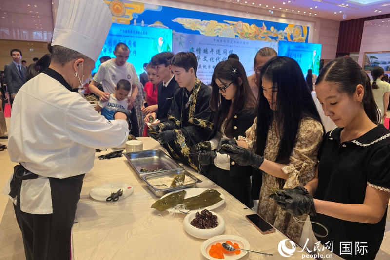 哈萨克斯坦青年体验包粽子。人民网记者 李强摄