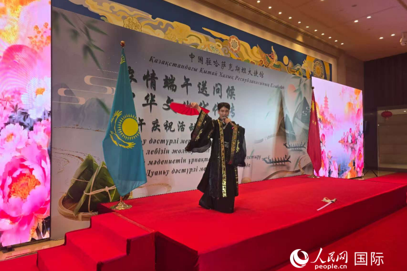 现场文艺演出精彩纷呈。人民网记者 李强摄