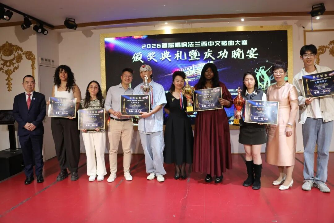 嘉宾为青年组获奖者颁奖。主办方供图