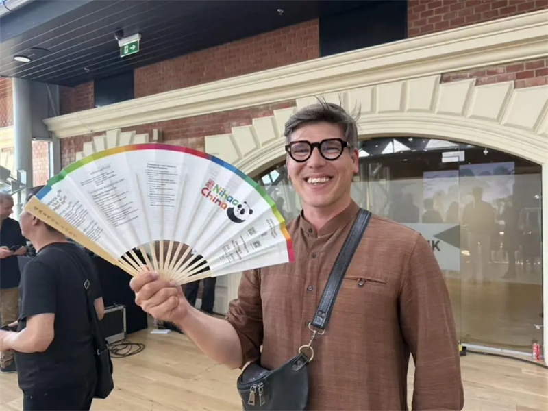 来宾展示折扇。中国驻布达佩斯旅游办事处供图