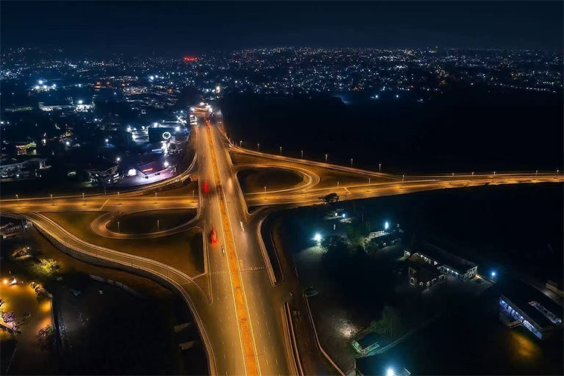 肯雅塔道路夜景。中土公司供图